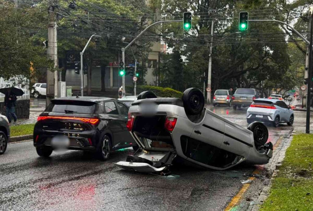 Carro capotado no bairro Água Verde, em Curitiba