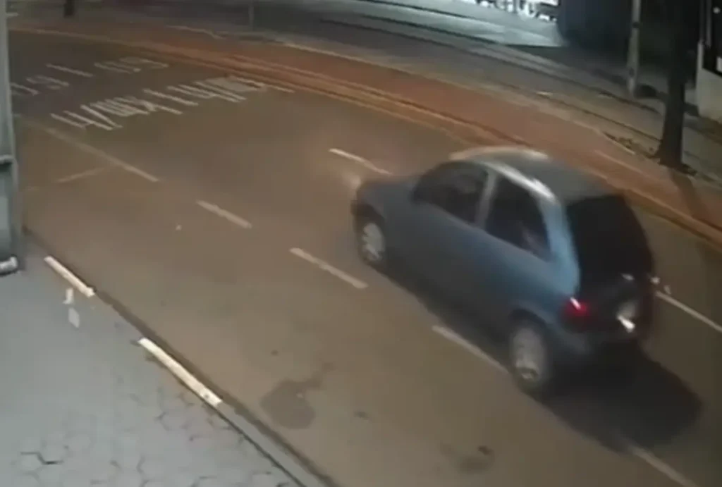 Carro dando cavalinho de pau em via em Toledo no Paraná