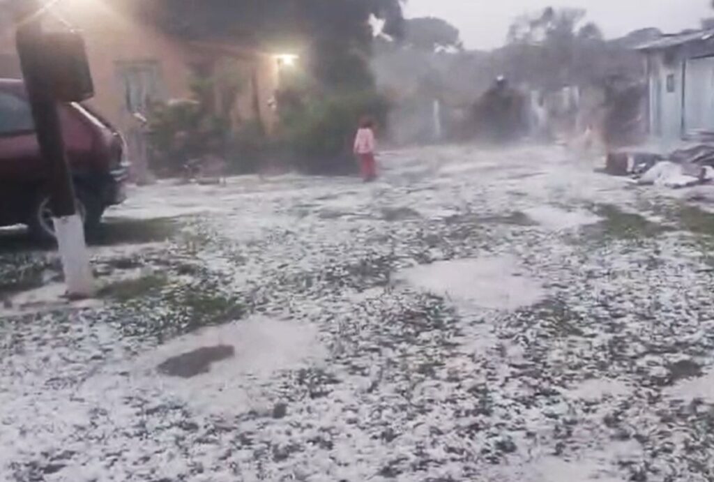 Quintal de casa coberto de granizo na Lapa