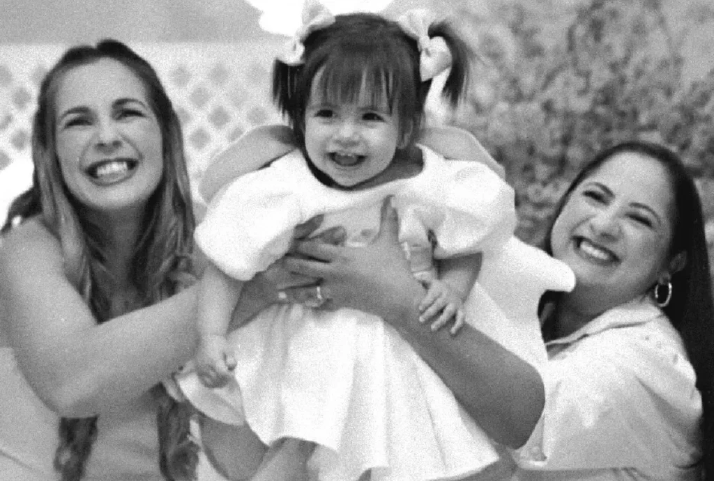 Débora Juliana Reinheimer Marques, Neila Patrícia Gomes de Medina e a filha delas, Cecília Marques de Medina, de 1 ano