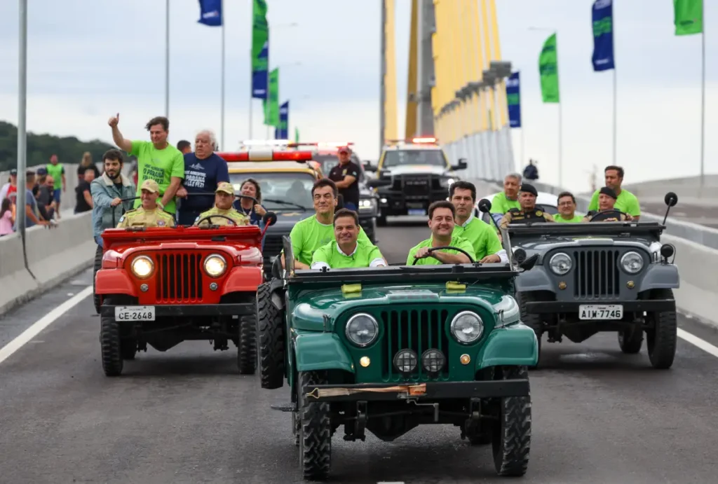 Carros e motos na Ponte de Guaratuba