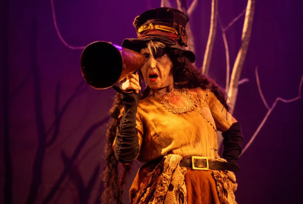 Regina Vogue interpretando uma de suas personagens em "Desmonte"
