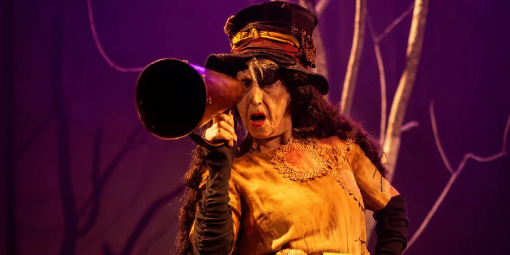 Regina Vogue interpretando uma de suas personagens em "Desmonte"