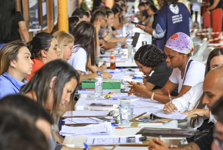 Pessoas se cadastrando na feira de empregos no setor metalmecânico nesta sexta