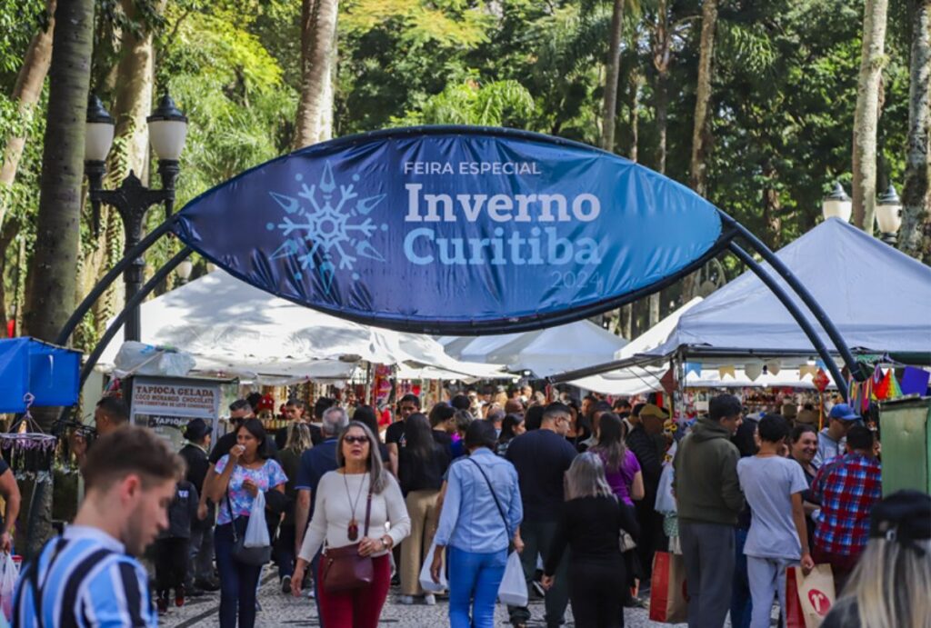 Feira de inverno na Praça Osório no Centro de Curitiba.