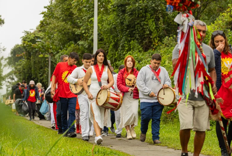 Peregrinos caminhando em uma romaria iniciada há 50 dias em homenagem ao Pentecostes, durante o dia.