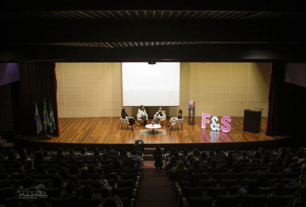 Edição anterior do evento, feito em um auditorio