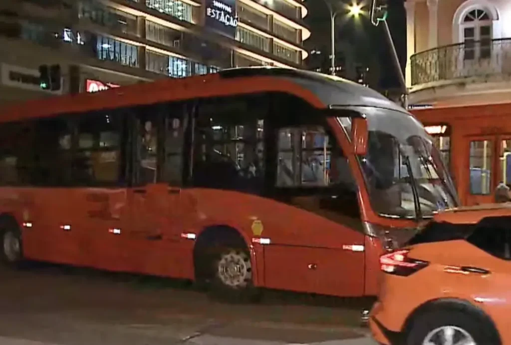 Ônibus biarticulado