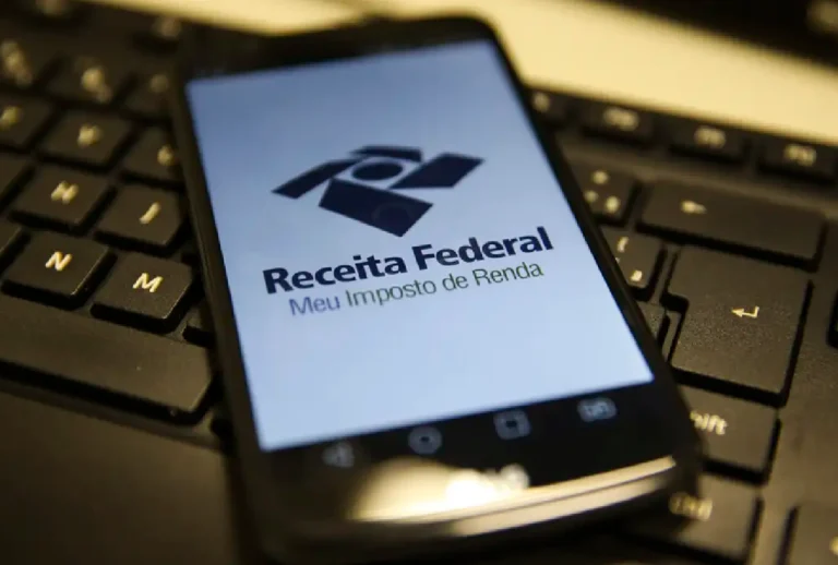 Celular em cima de uma mesa com o app da Receita Federal aberto