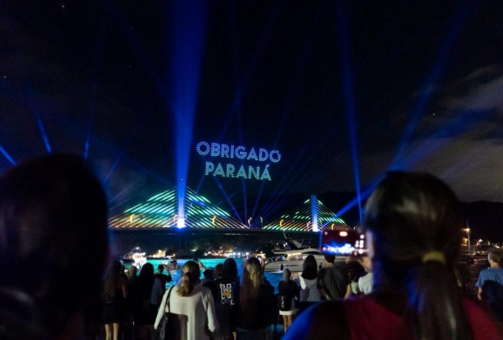 Ponte de Guaratuba com show de drones