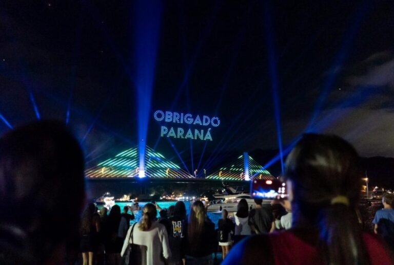 Ponte de Guaratuba com show de drones