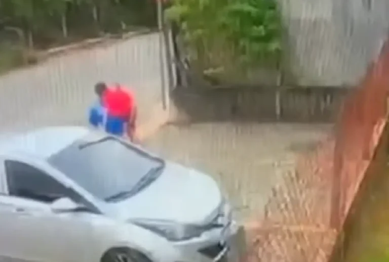 Câmera de segurança que mostra Luan carregando o enteado no colo