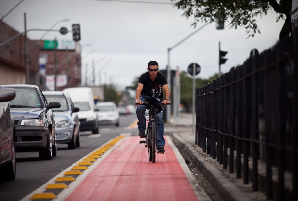 Ciclista usando a ciclofaixa em Curitiba