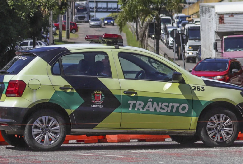 Carro da Superintendência de Trânsito (Setran) bloqueando uma rua