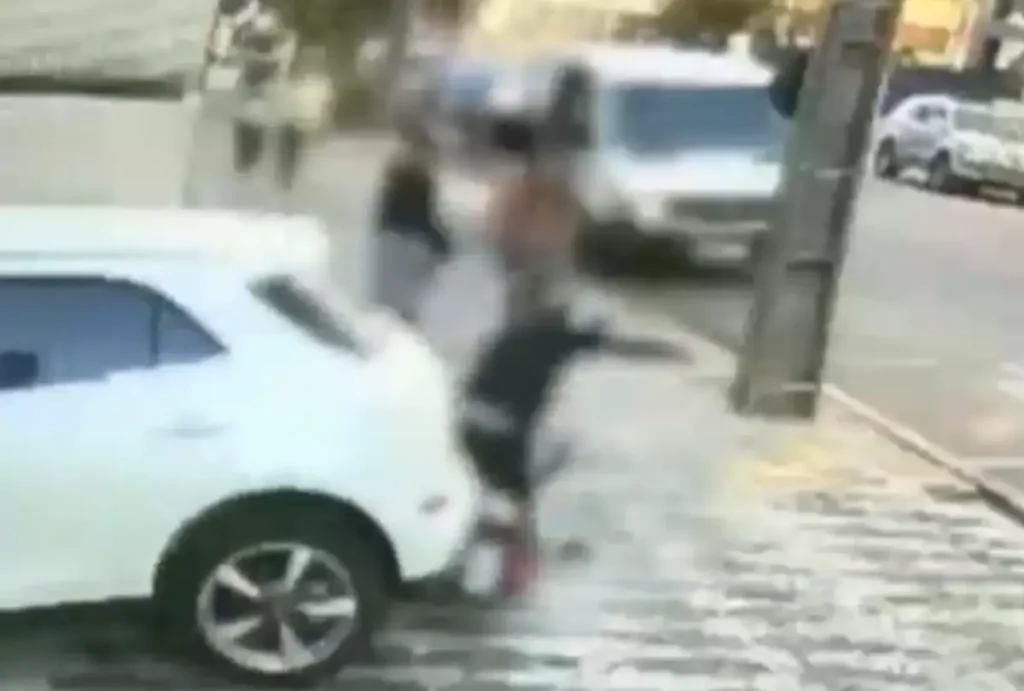 Mulher atropela motociclista em Curitiba
