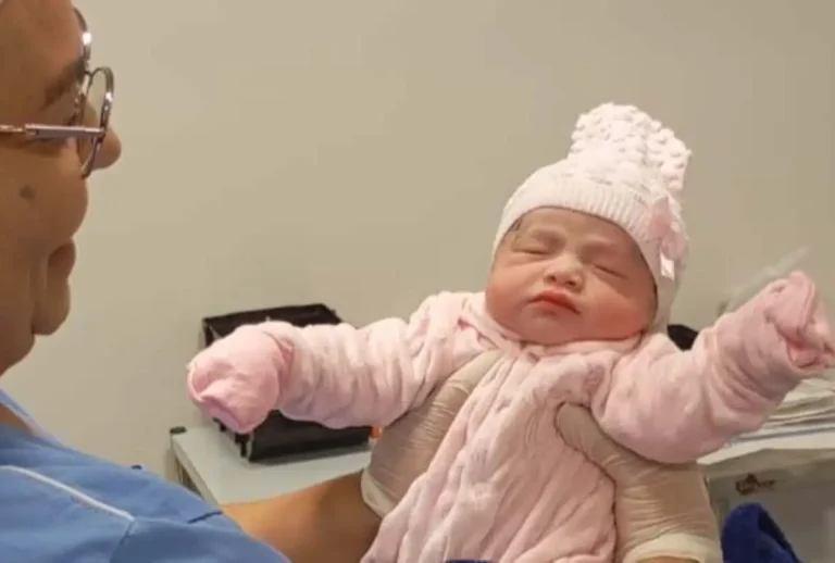 Bebê que acabou de nascer no Paraná