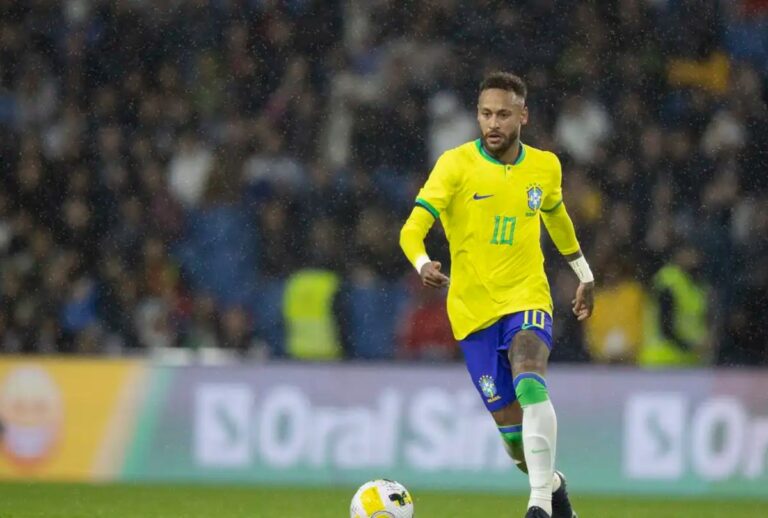 Neymar em campo com a camisa da Seleção Brasileira