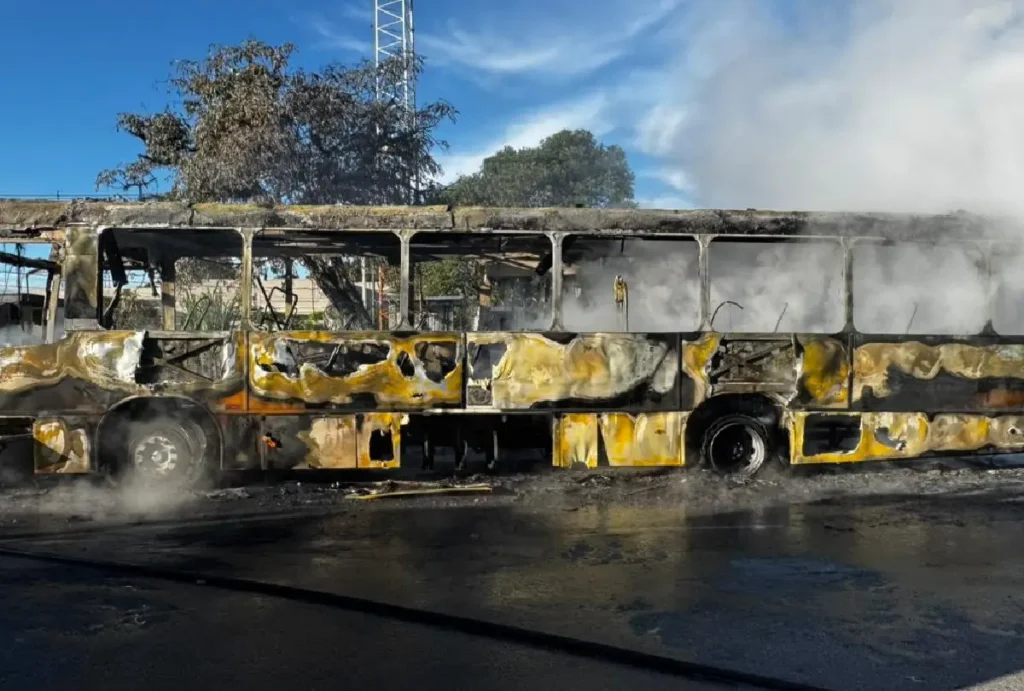Ônibus pega fogo na BR-277