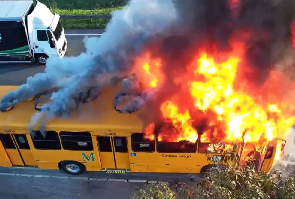 Ônibus pega fogo na BR-277