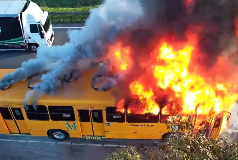 Ônibus pega fogo na BR-277