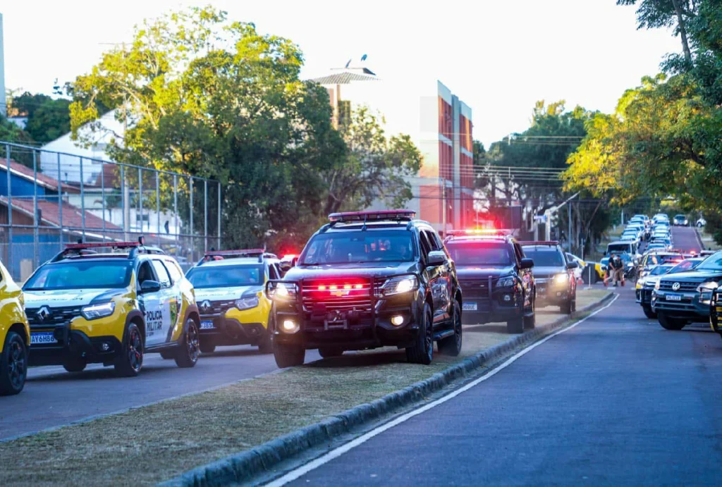Viaturas da polícia atendo chamado pela tarde