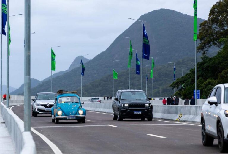 Carros trafegando na Ponte de Guaratuba