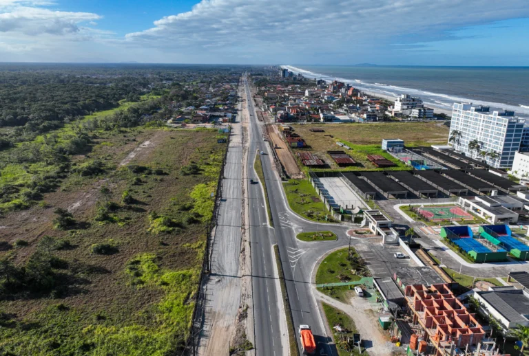 Trecho da PR-412 vista de cima por um drone pela manhã