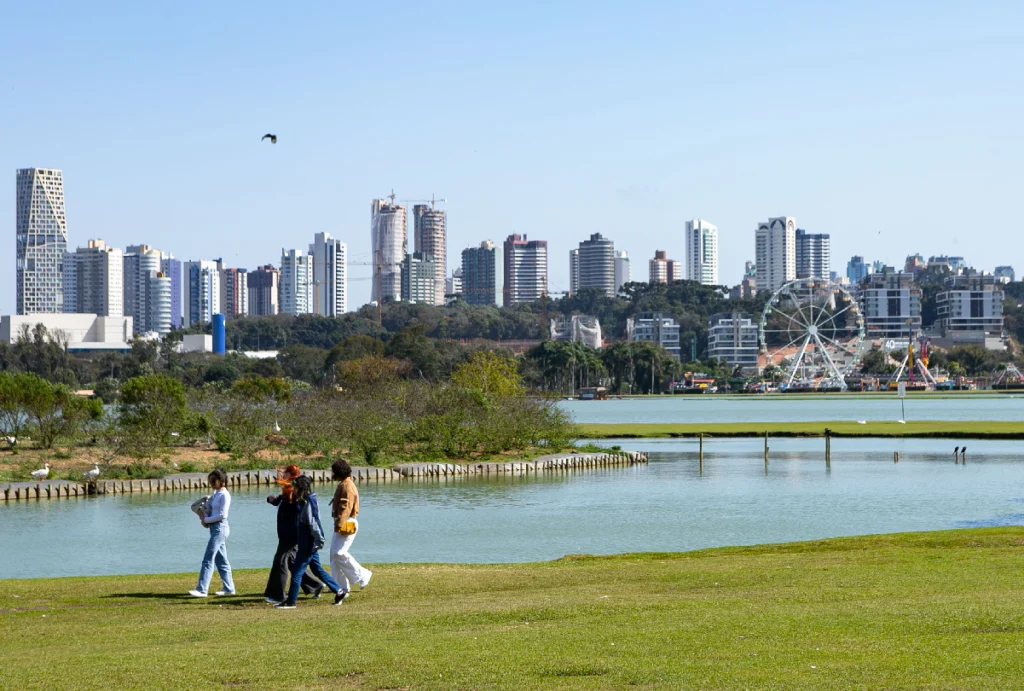Parque Barigui em Curitiba banhado pelo sol pela manhã.
