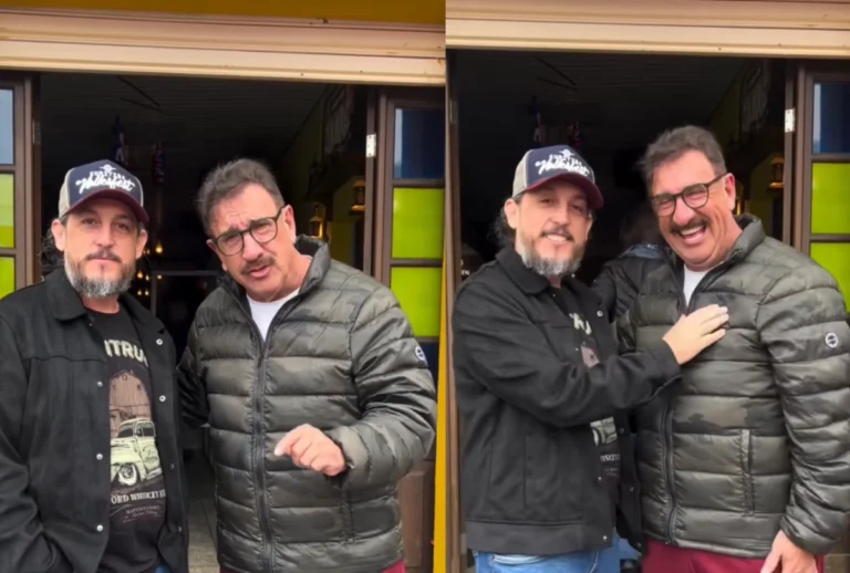 Ratinho e colega sorrindo para câmera enquanto convidam para desfile de carros antigos.
