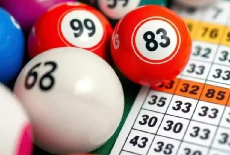 Bolas coloridas e numeradas ao lado de cartela numerada