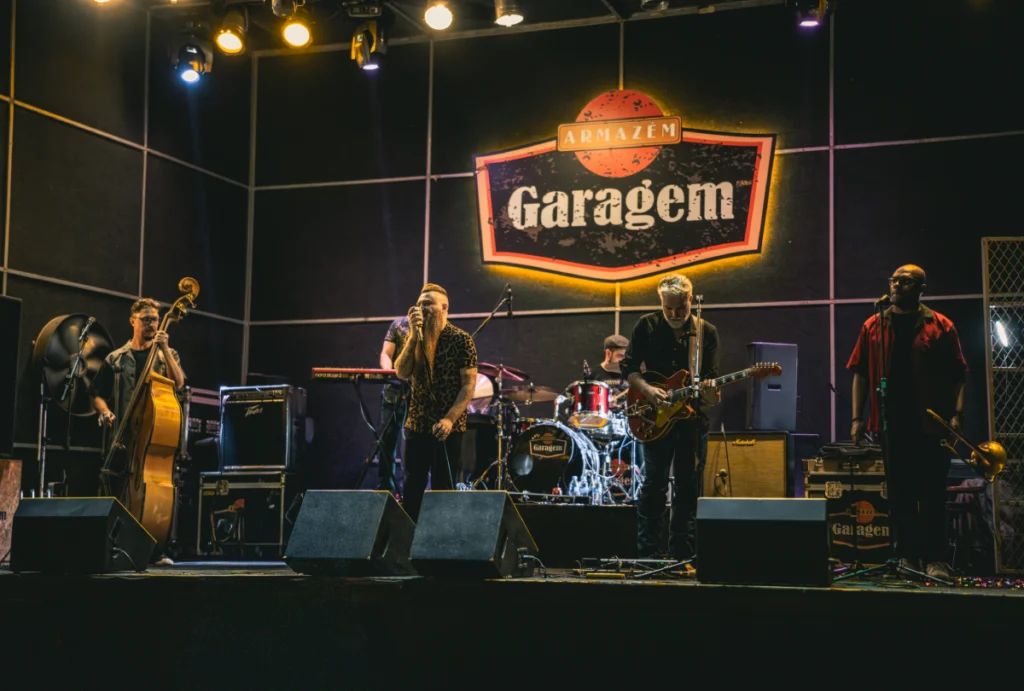 Uma banda se apresentando no Armazén Garagem