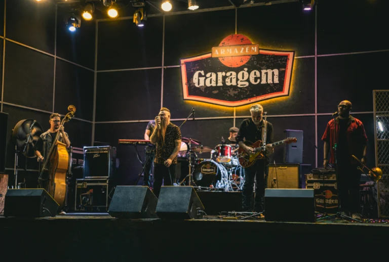 Uma banda se apresentando no Armazén Garagem