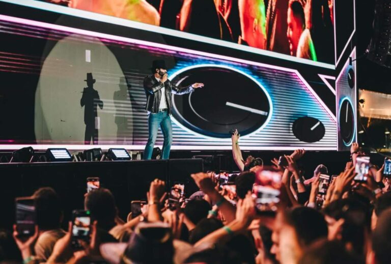 Gusttavo Lima no palco do FESPOP