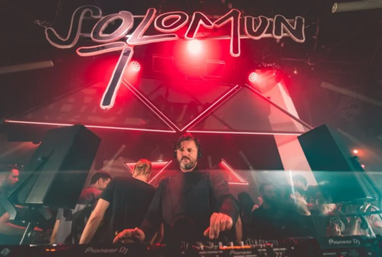 DJ bósnio-alemão Solomun tocando em um show em uma local escuro