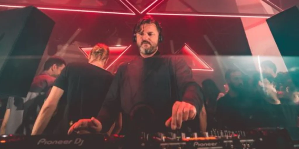DJ bósnio-alemão Solomun tocando em um show em uma local escuro