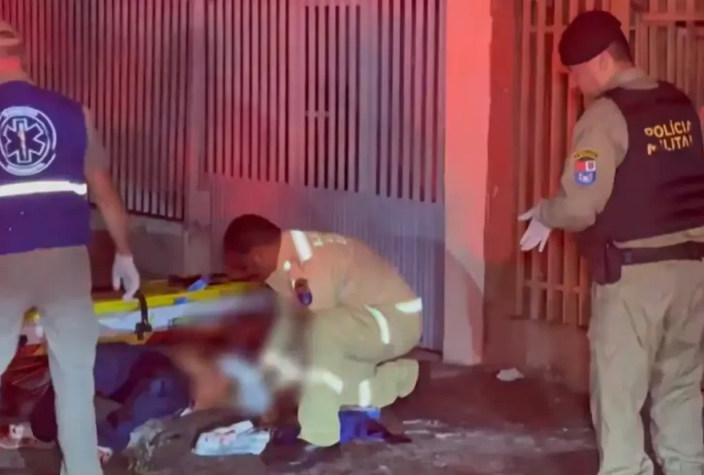 Foto do amigo esfaqueado sendo atendido