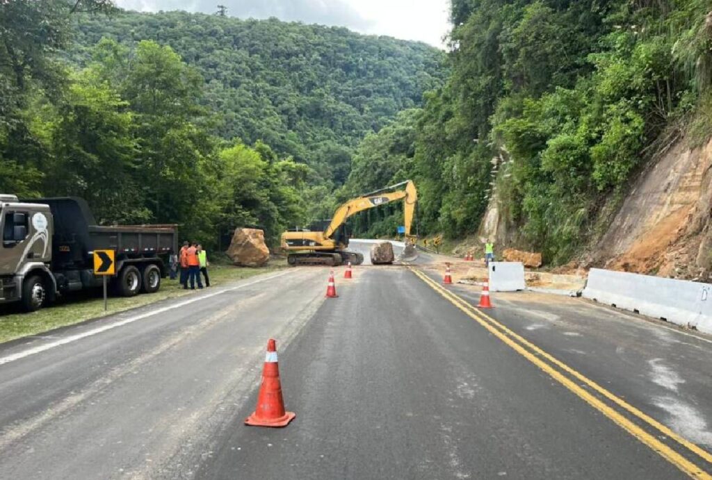 Trânsito bloqueado na BR-277