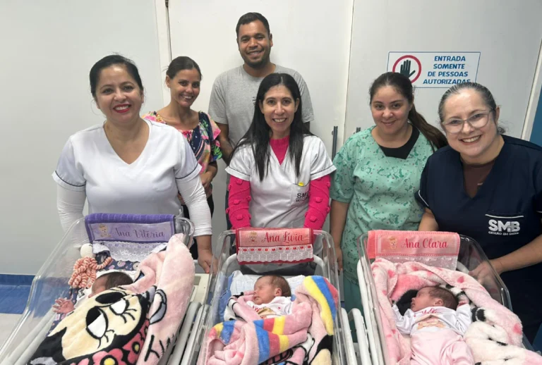 As trigêmeas Ana Lívia, Ana Clara e Ana Vitória junto de seus pais no Hospital Regional do Norte Pioneiro.