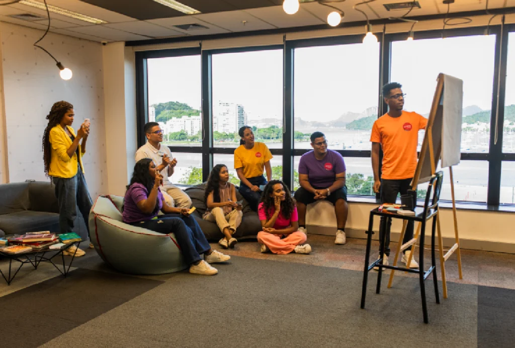 Foto de jovens do Coletivo Coca-Cola em aula no instituto