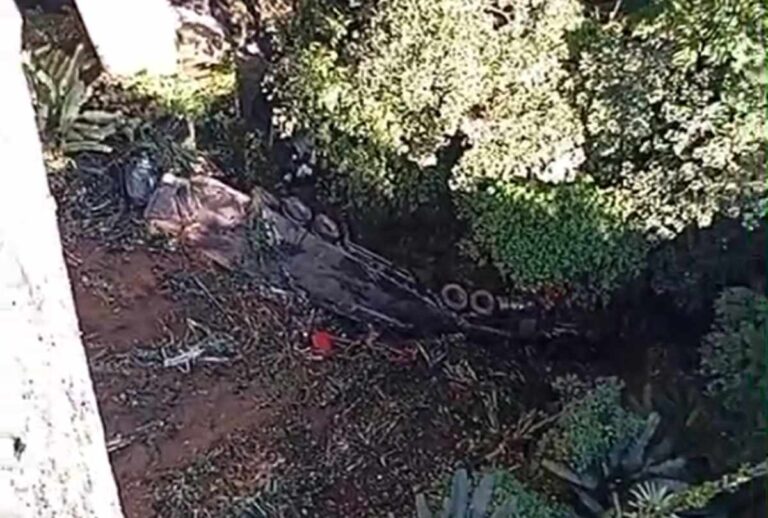 Caminhão após despencar de 80 metros no viaduto dos padres