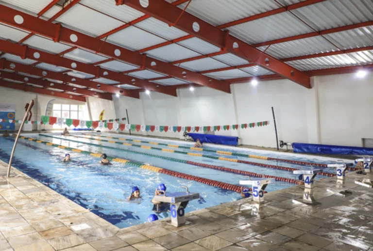 Piscina do programa Viva o Sábado sendo utilizada por moradores do bairro.