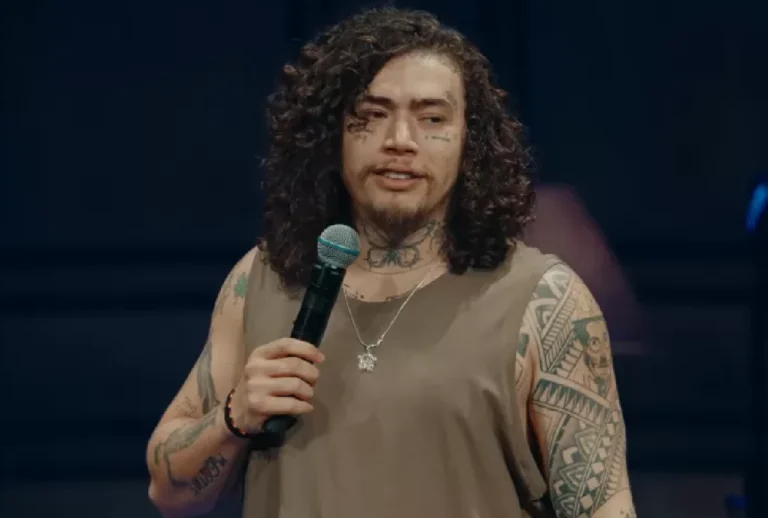 Whindersson Nunes em apresentação de stand-up