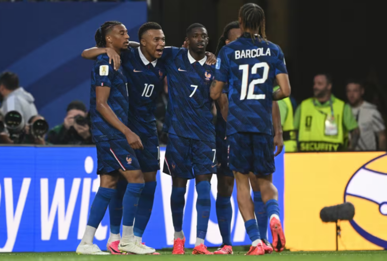 Em meio à tempestade, França brilha contra o Iraque e garante vaga nas oitavas de final