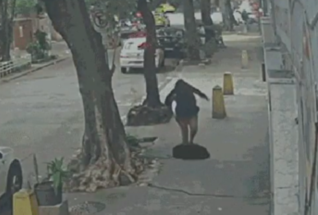 mulher cai em bueiro