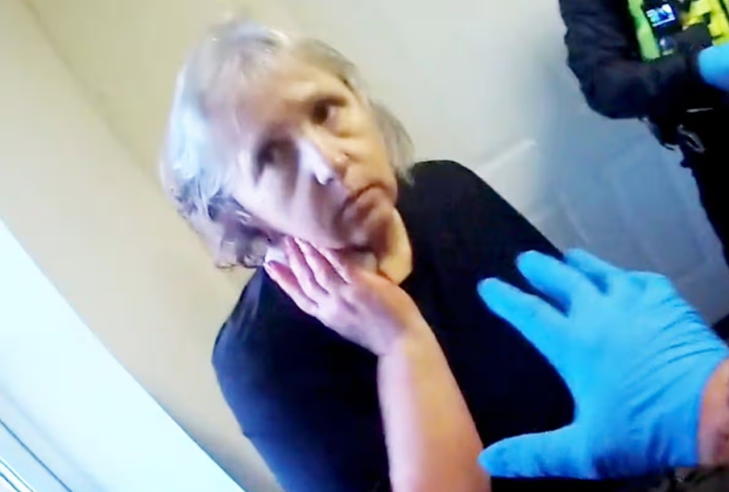 mulher estrangulou mãe
