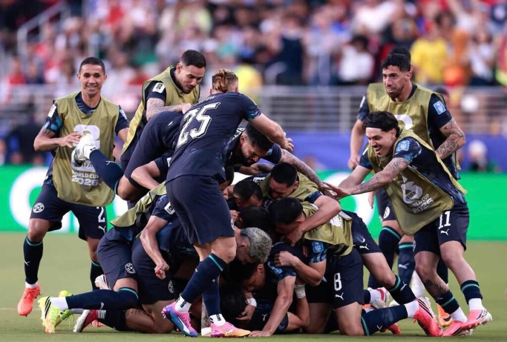 Paraguai comemora gol da vitória sobre a Turquia por 1 a 0