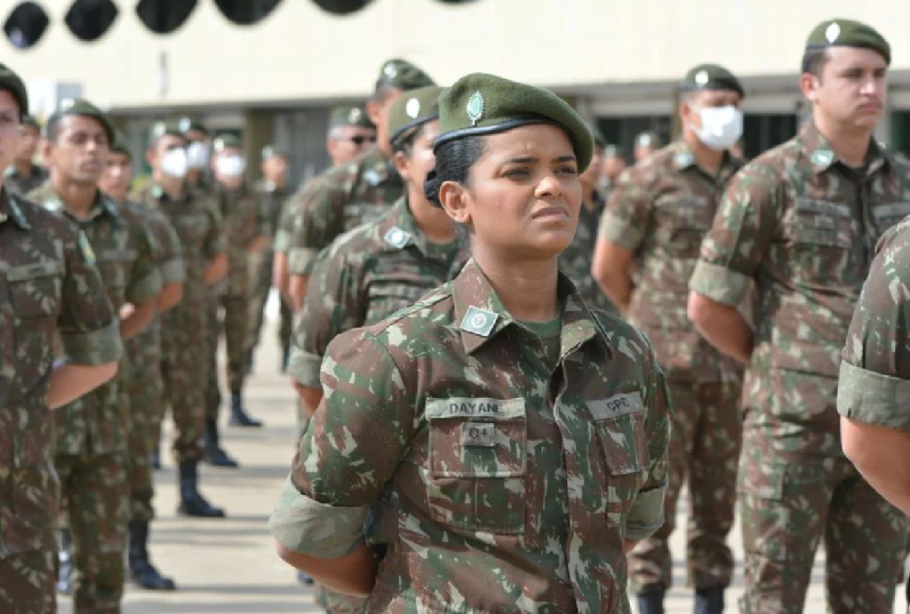Membro do exército em meio a uma reunião em um pátio pela manhã
