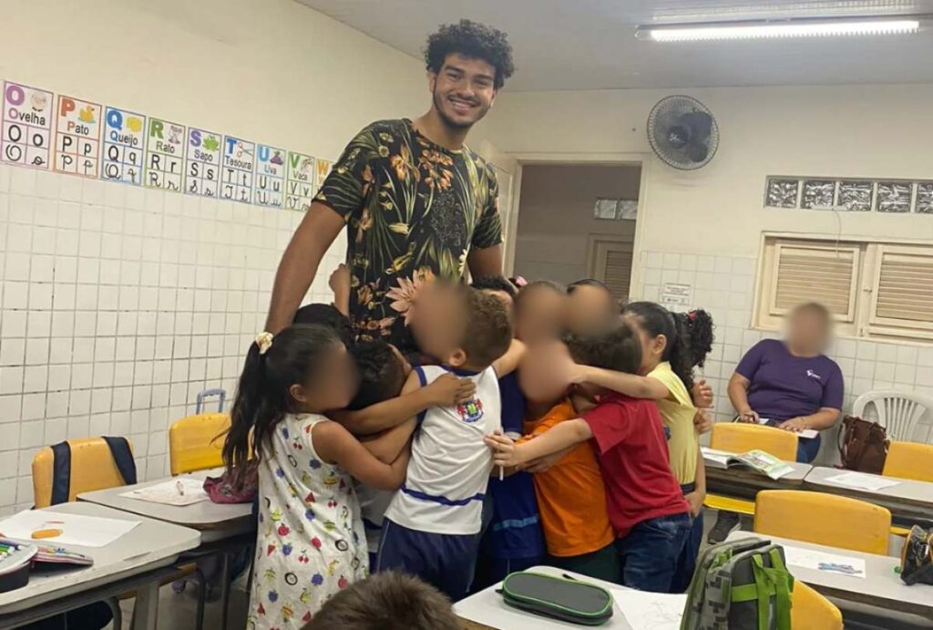 Auxiliar técnico de time de basquete de Juazeiro do Norte com alunos