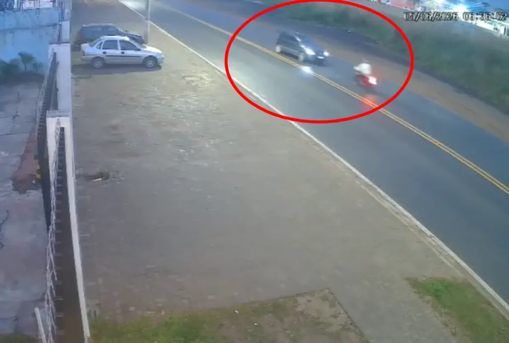 Acidente entre carro e moto na CIC