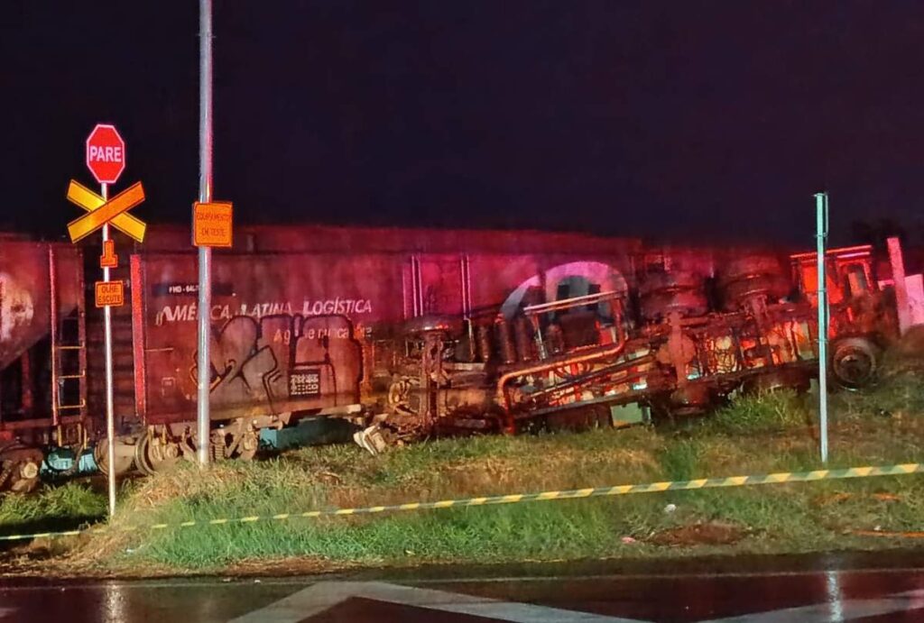 Caminhão-tanque tombado após acidente com trem